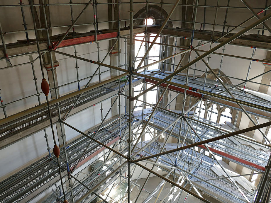 Malerarbeiten in der Stadtpfarrkirche (Foto: Karl-Franz Thiede)